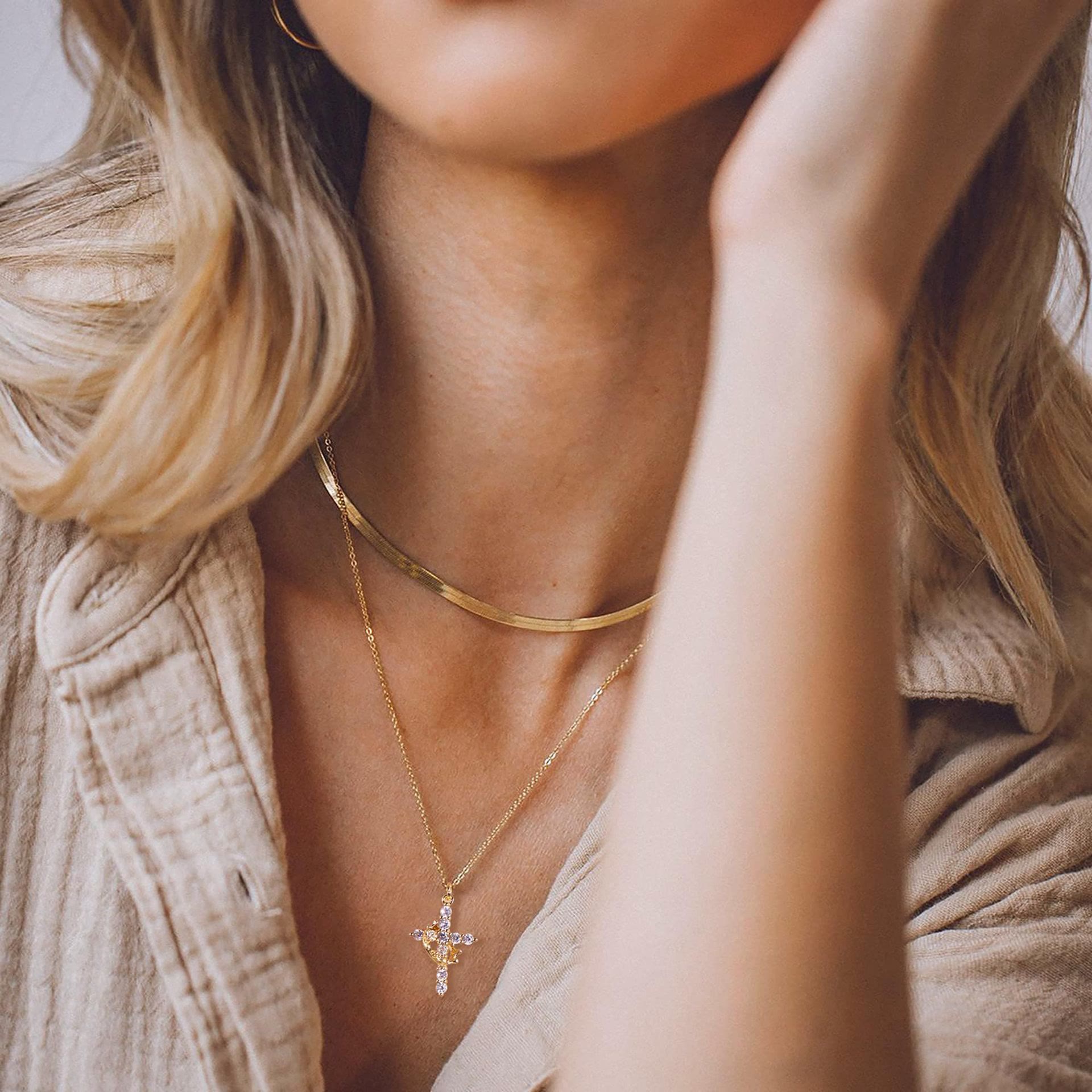 Collar y pendientes de cruz modernos "Crowned in Faith"
