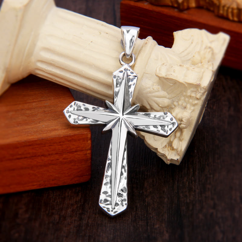 Collar con colgante de cruz de plata de ley de inspiración gótica con ráfaga de estrellas tallada