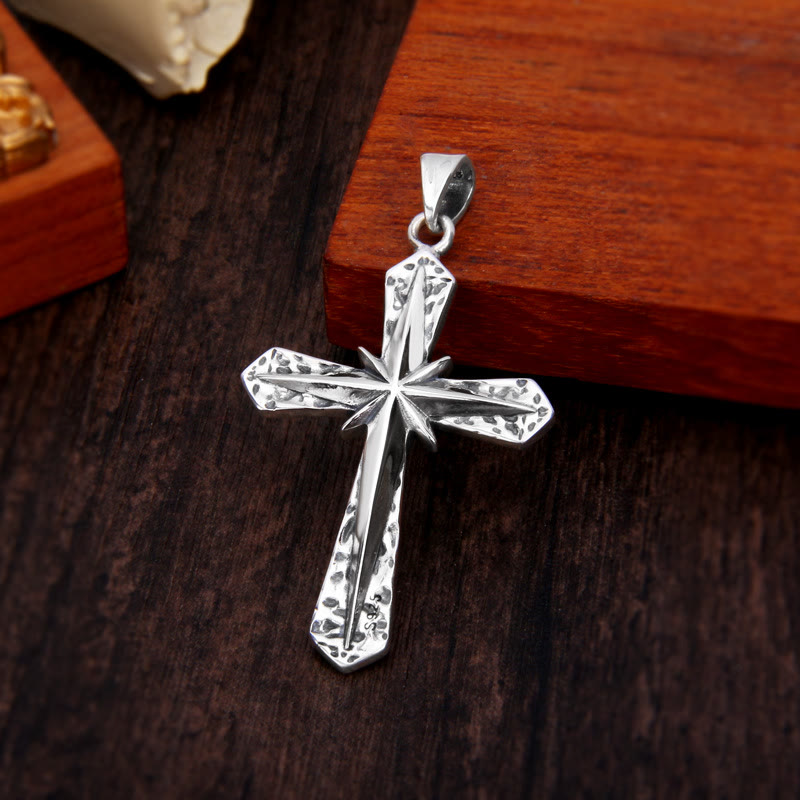 Collar con colgante de cruz de plata de ley de inspiración gótica con ráfaga de estrellas tallada