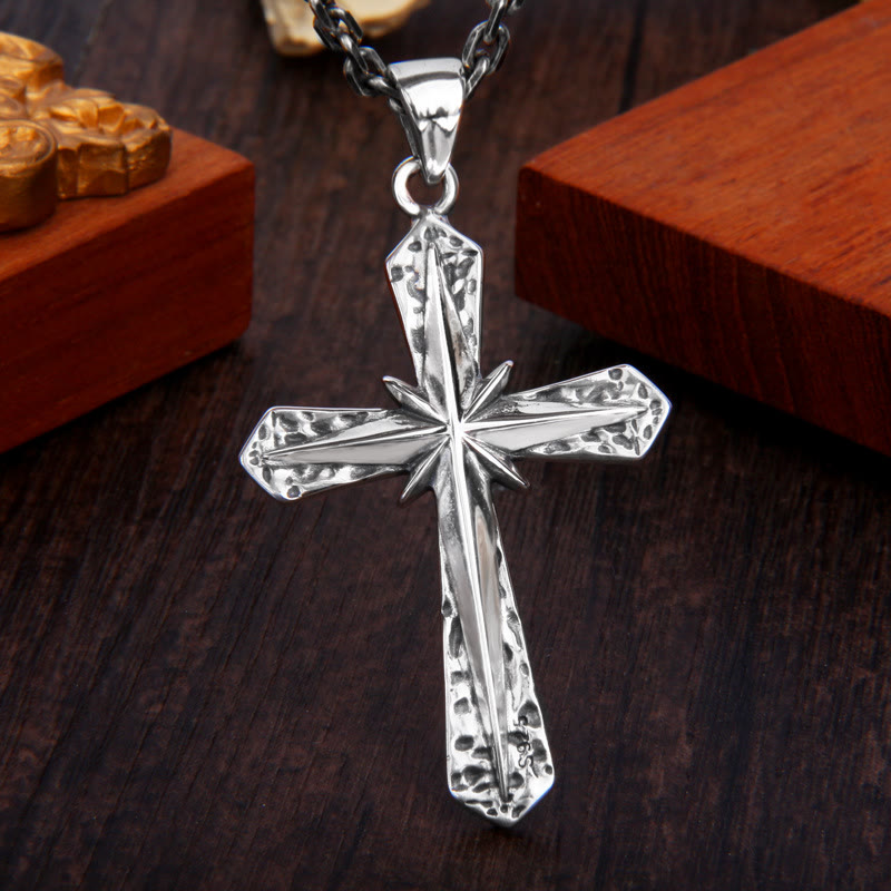 Collar con colgante de cruz de plata de ley de inspiración gótica con ráfaga de estrellas tallada