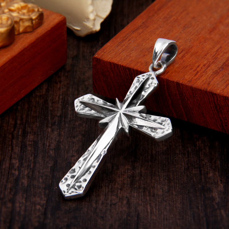 Collar con colgante de cruz de plata de ley de inspiración gótica con ráfaga de estrellas tallada