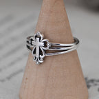 Anillo de Plata de Ley de Estilo Catedral con Cruz Ornada y Volutas Florales