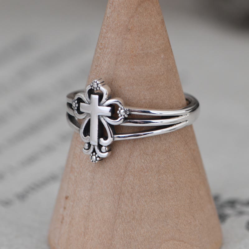Anillo de Plata de Ley de Estilo Catedral con Cruz Ornada y Volutas Florales