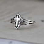 Anillo de Plata de Ley de Estilo Catedral con Cruz Ornada y Volutas Florales