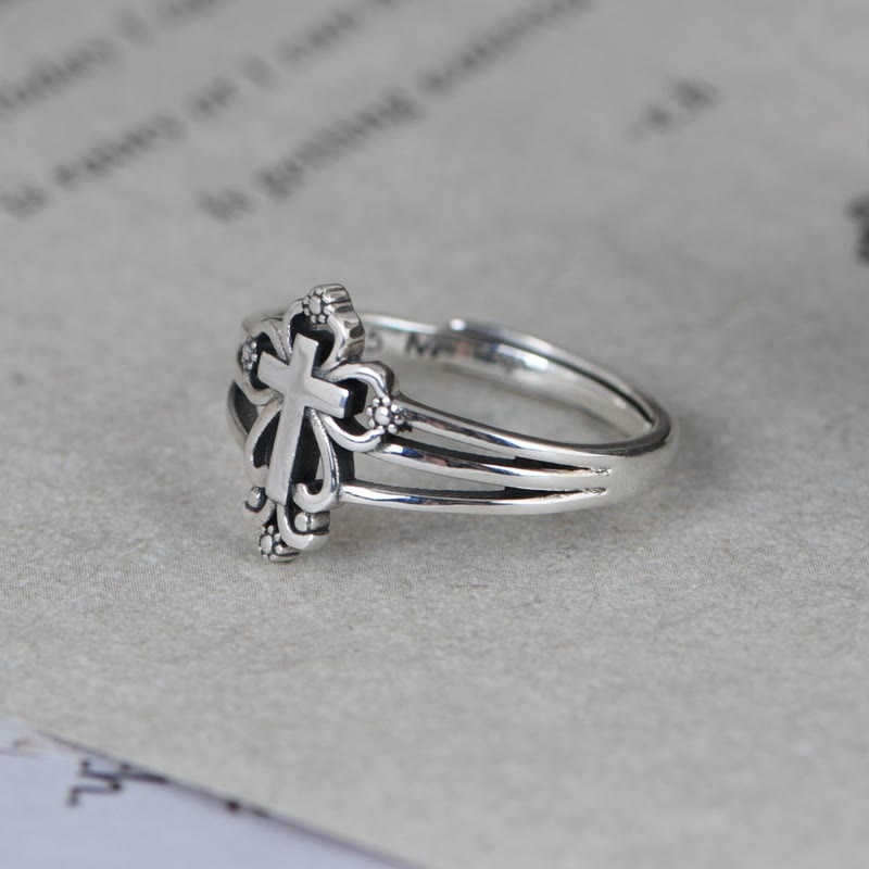 Anillo de Plata de Ley de Estilo Catedral con Cruz Ornada y Volutas Florales