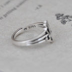 Anillo de Plata de Ley de Estilo Catedral con Cruz Ornada y Volutas Florales