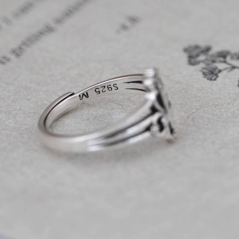 Anillo de Plata de Ley de Estilo Catedral con Cruz Ornada y Volutas Florales