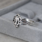 Anillo de Plata de Ley de Estilo Catedral con Cruz Ornada y Volutas Florales