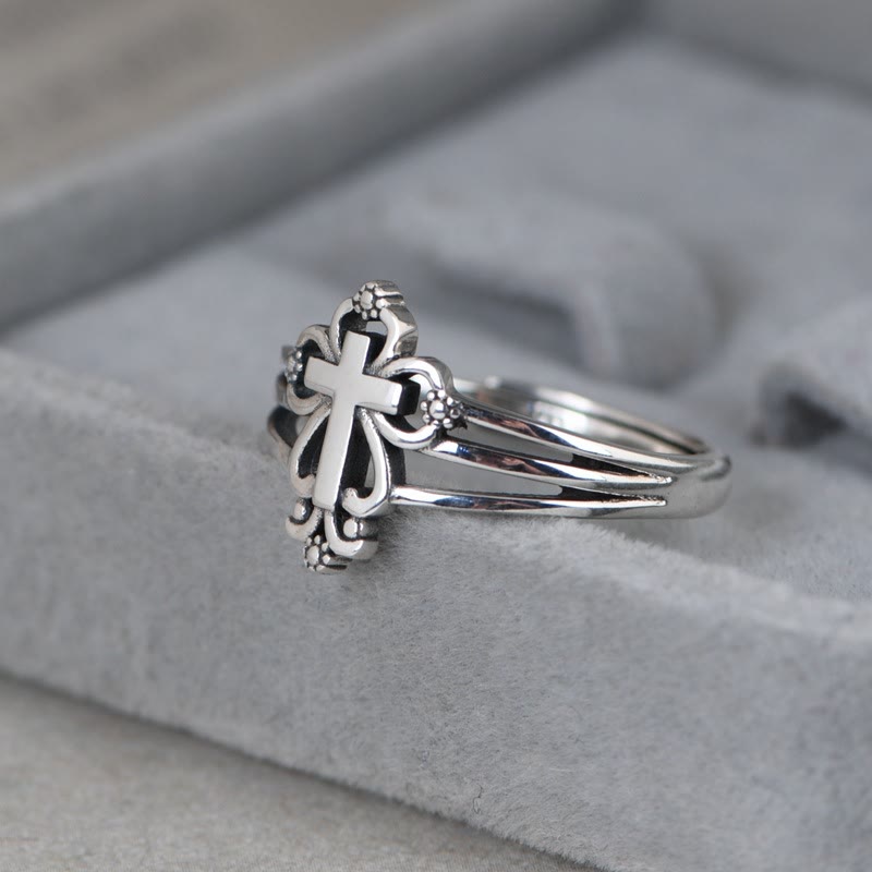 Anillo de Plata de Ley de Estilo Catedral con Cruz Ornada y Volutas Florales