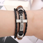 Pulsera de cuero trenzado negro con cruz e inscripción CONFIANZA EN DIOS