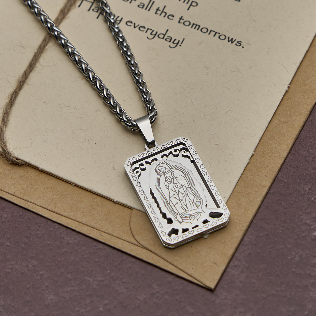 Collar con Colgante de la Virgen de Guadalupe con Corazón - Dije con Borde