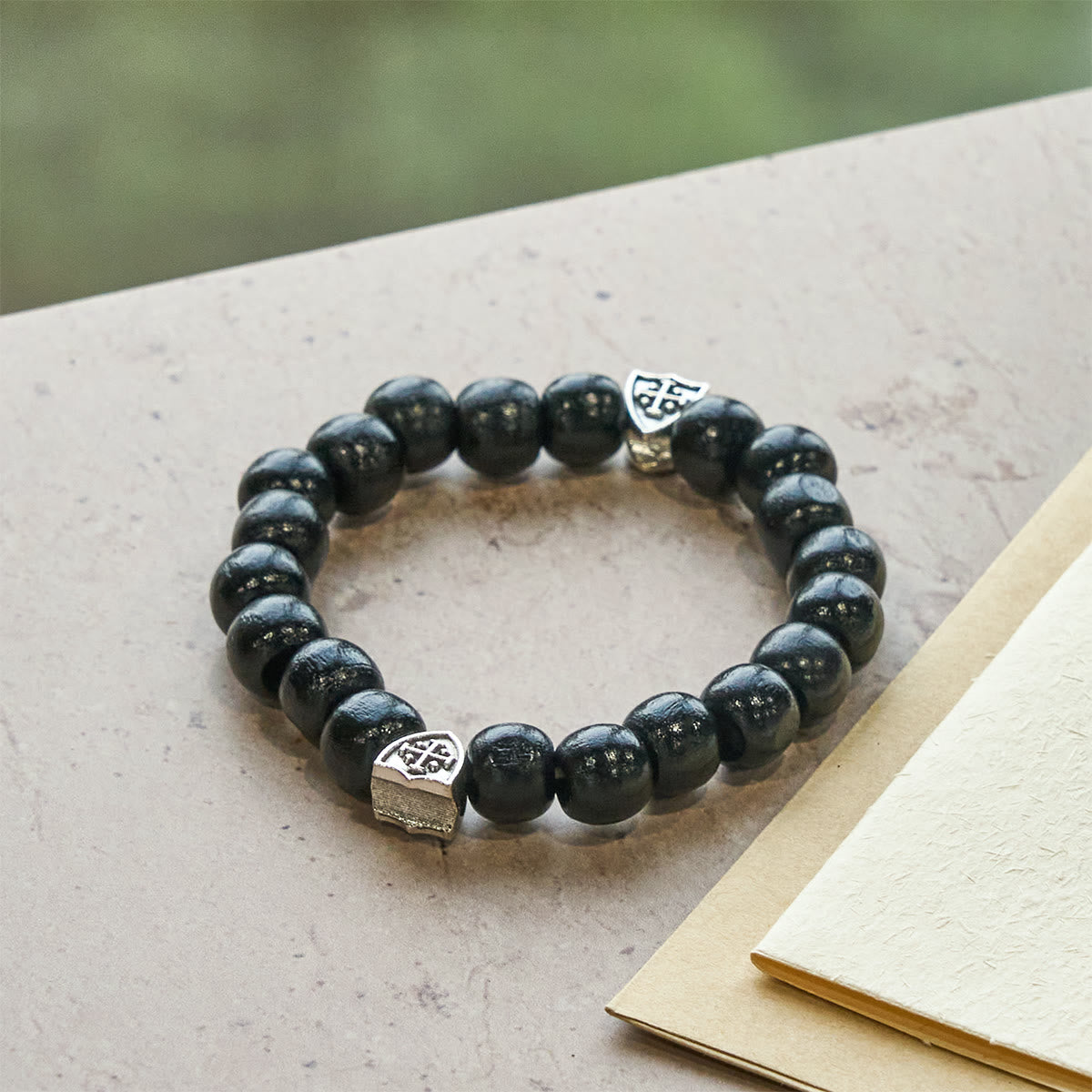 Pulsera de oración de madera negra hecha a mano con escudos dobles de la Cruz de Jerusalén