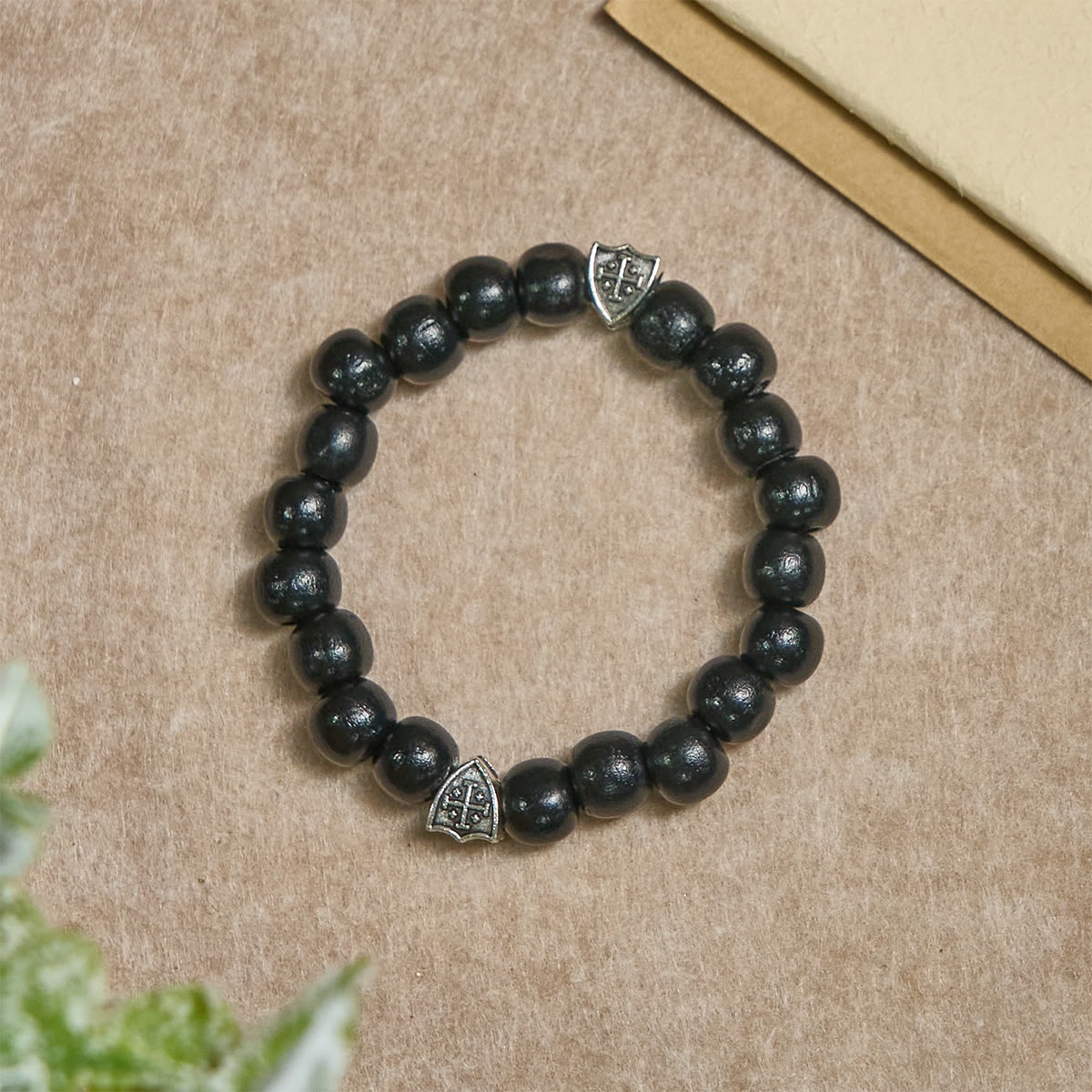 Pulsera de oración de madera negra hecha a mano con escudos dobles de la Cruz de Jerusalén