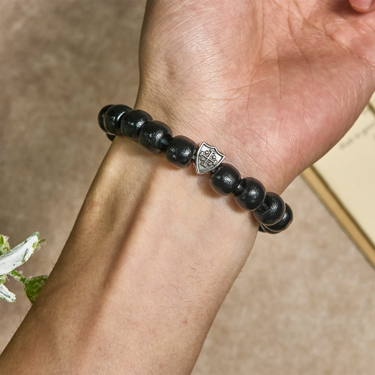 Pulsera de oración de madera negra hecha a mano con escudos dobles de la Cruz de Jerusalén