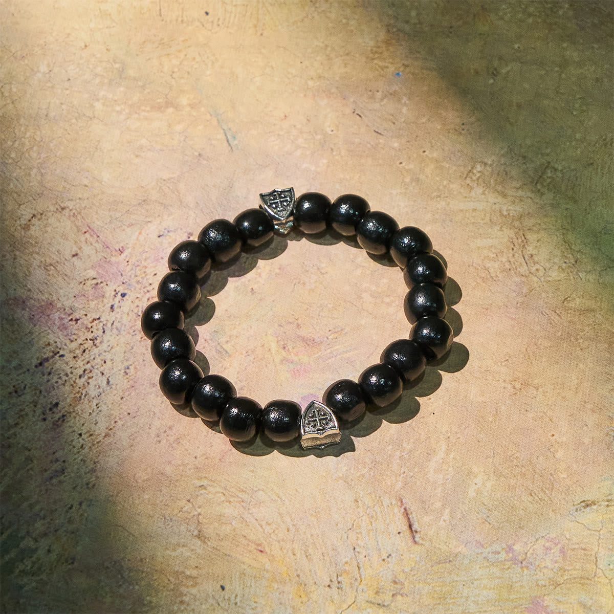 Pulsera de oración de madera negra hecha a mano con escudos dobles de la Cruz de Jerusalén