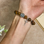 Pulsera de Piedra Ojo de Tigre con Cruz "Coraje en Cristo": Ora sin Miedo