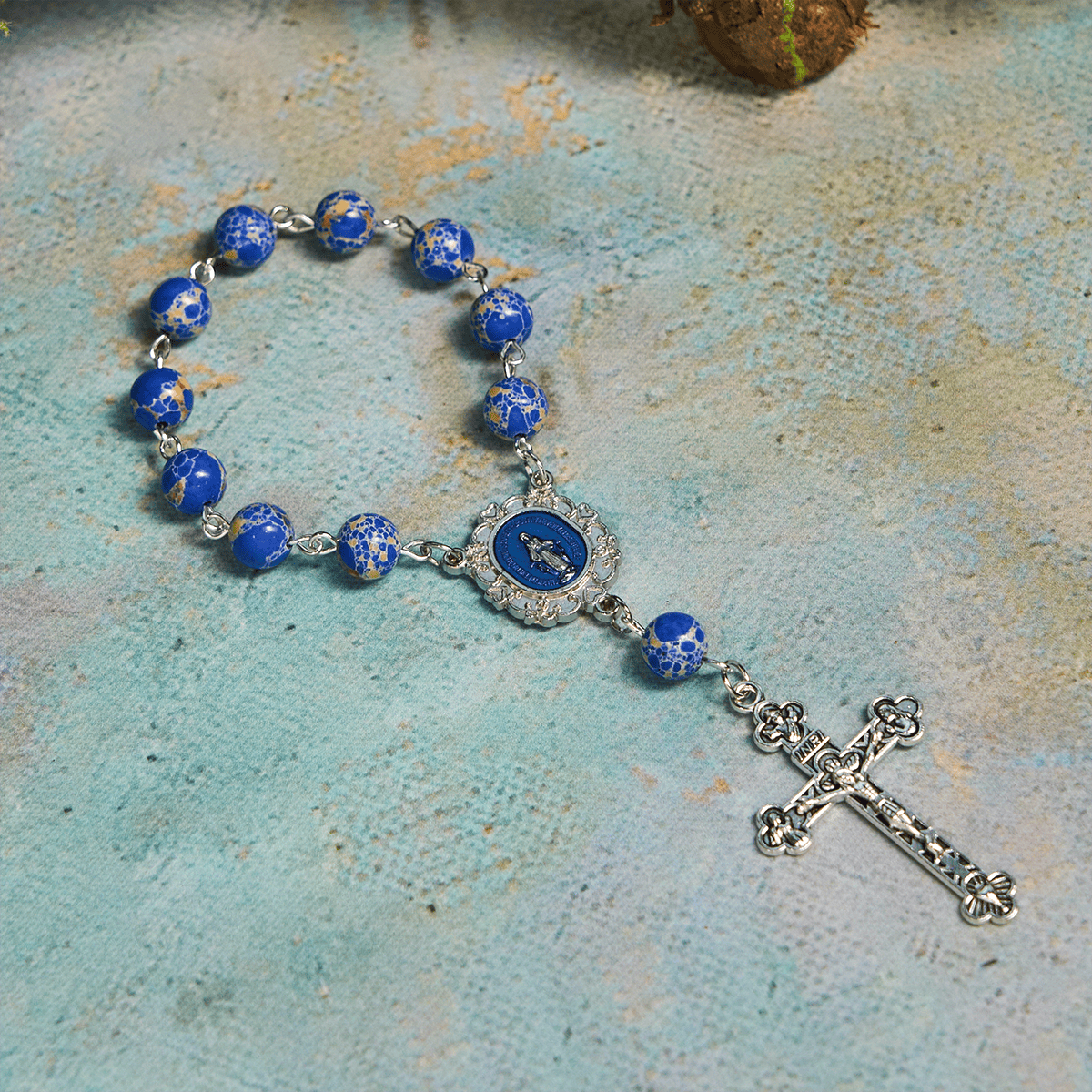 Rosario de una década con cuentas de piedra azul real, pulsera: la gracia guiada por la mano de María