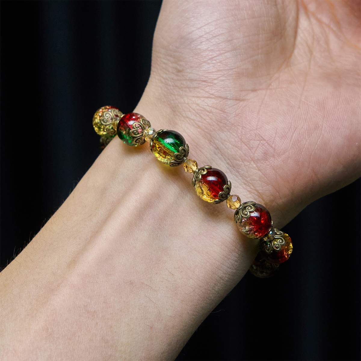 Pulsera de Cuentas de Vidrio Gloria Navideña Rojo-Verde-Oro: Fe Que Brilla
