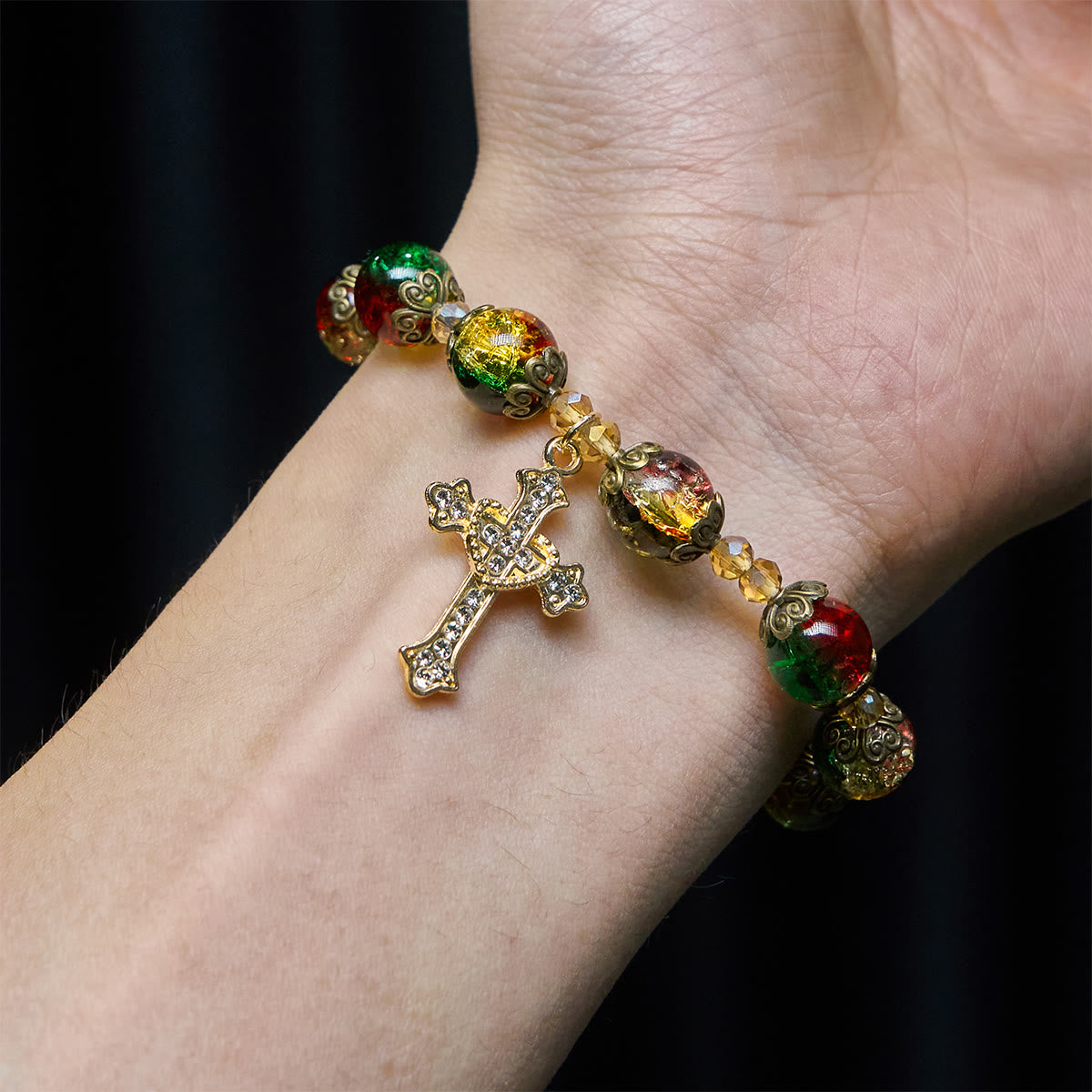 Pulsera de Cuentas de Vidrio Gloria Navideña Rojo-Verde-Oro: Fe Que Brilla