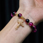 Pulsera Grace and Strength de cuentas de cristal negras y rosas con cruz dorada