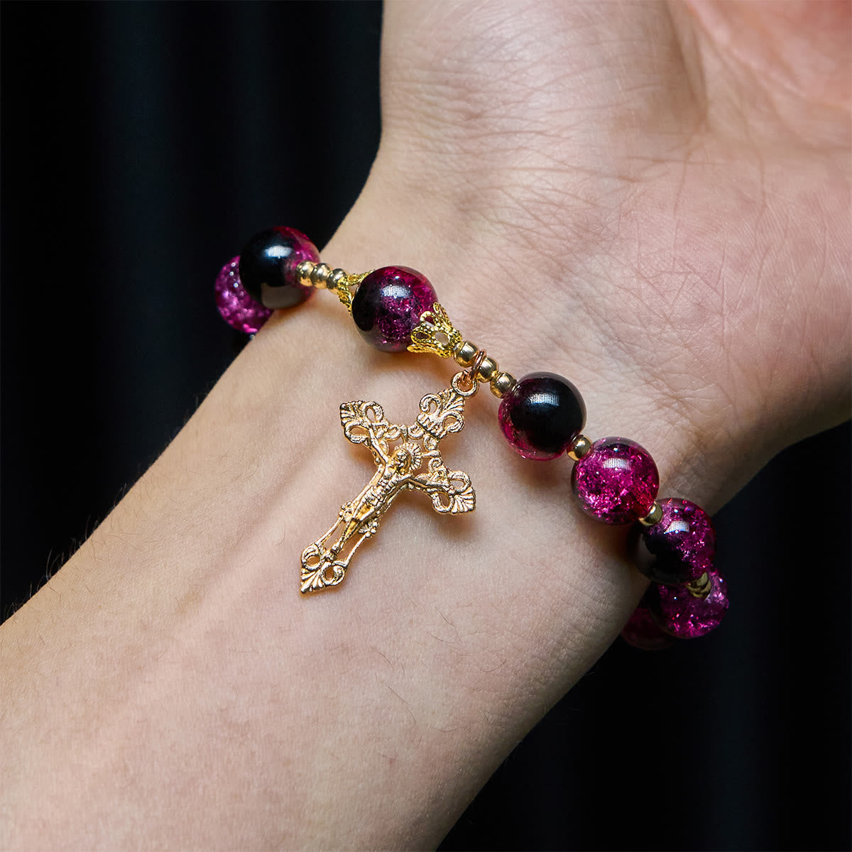 Pulsera Grace and Strength de cuentas de cristal negras y rosas con cruz dorada
