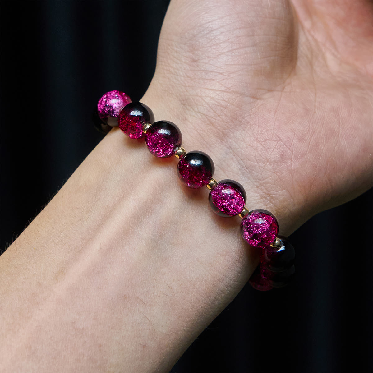 Pulsera Grace and Strength de cuentas de cristal negras y rosas con cruz dorada