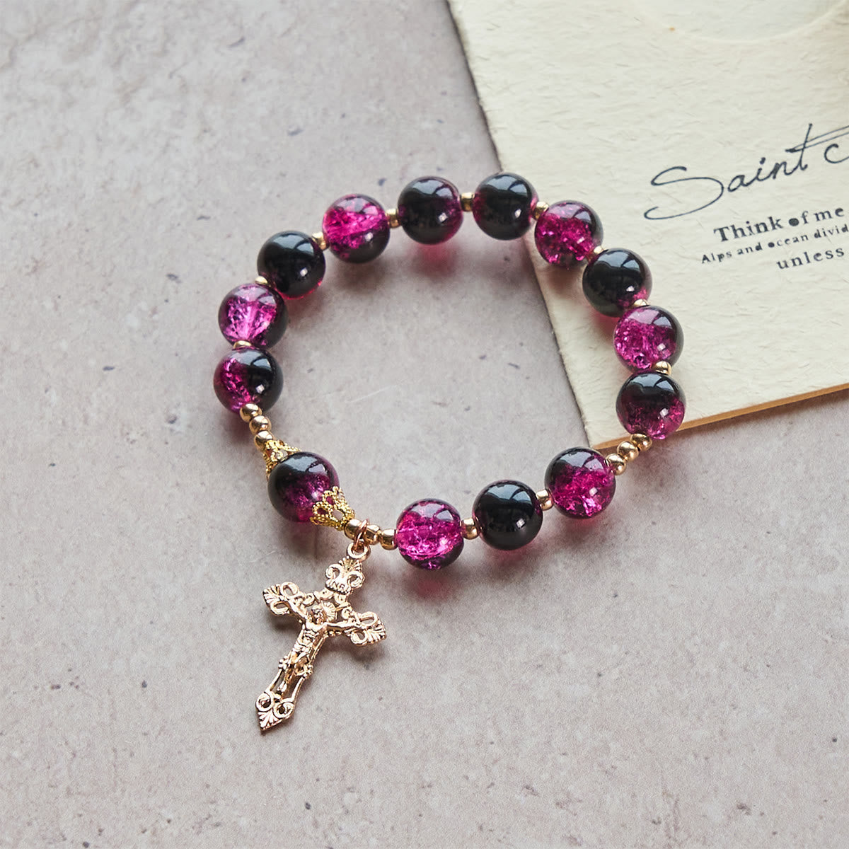 Pulsera Grace and Strength de cuentas de cristal negras y rosas con cruz dorada
