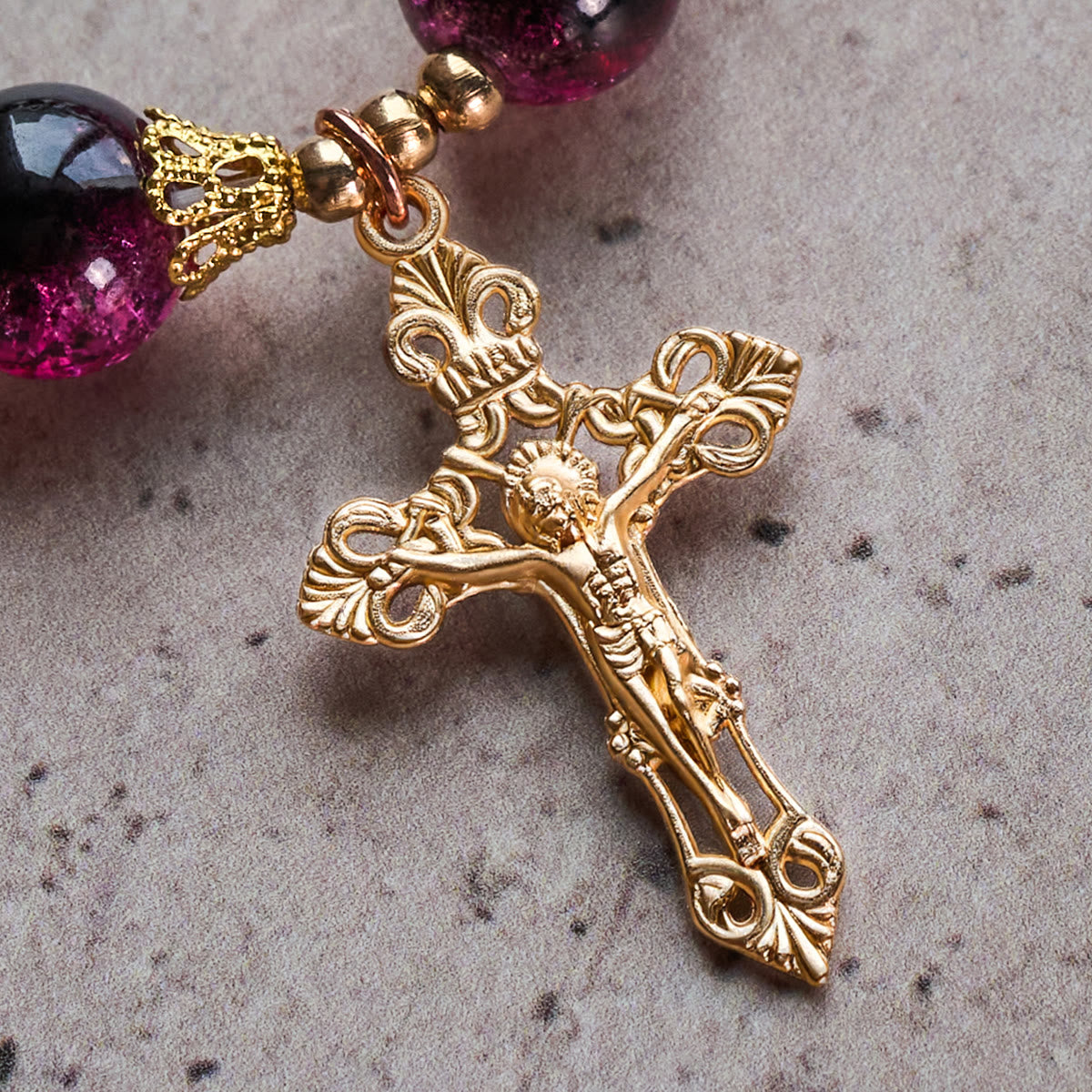 Pulsera Grace and Strength de cuentas de cristal negras y rosas con cruz dorada