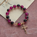 Pulsera Grace and Strength de cuentas de cristal negras y rosas con cruz dorada