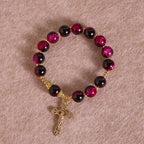 Pulsera Grace and Strength de cuentas de cristal negras y rosas con cruz dorada