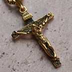 Collar con colgante de crucifijo de joyería