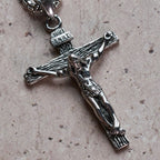 Collar con colgante de crucifijo de joyería