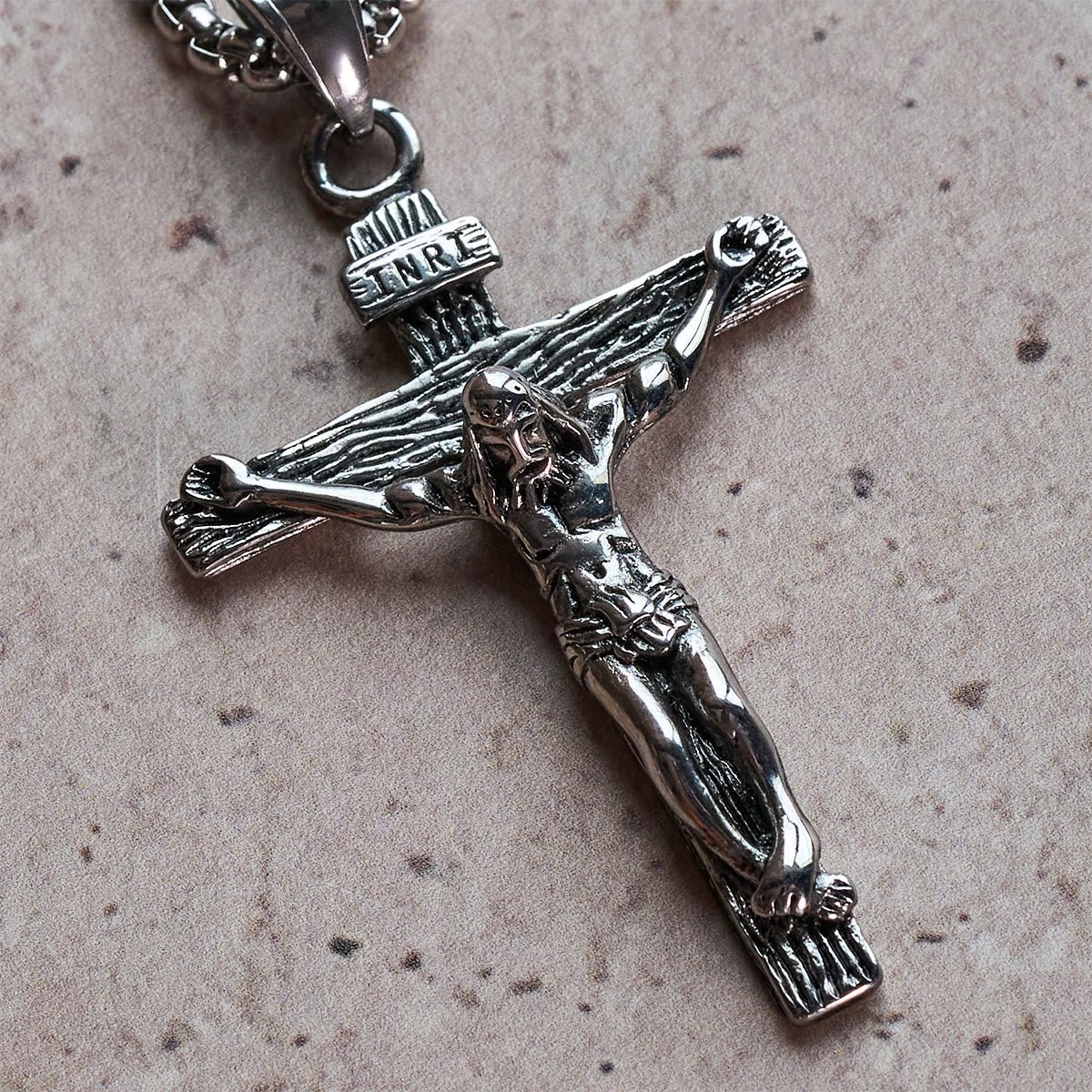 Collar con colgante de crucifijo de joyería