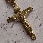 Collar con colgante de crucifijo de joyería