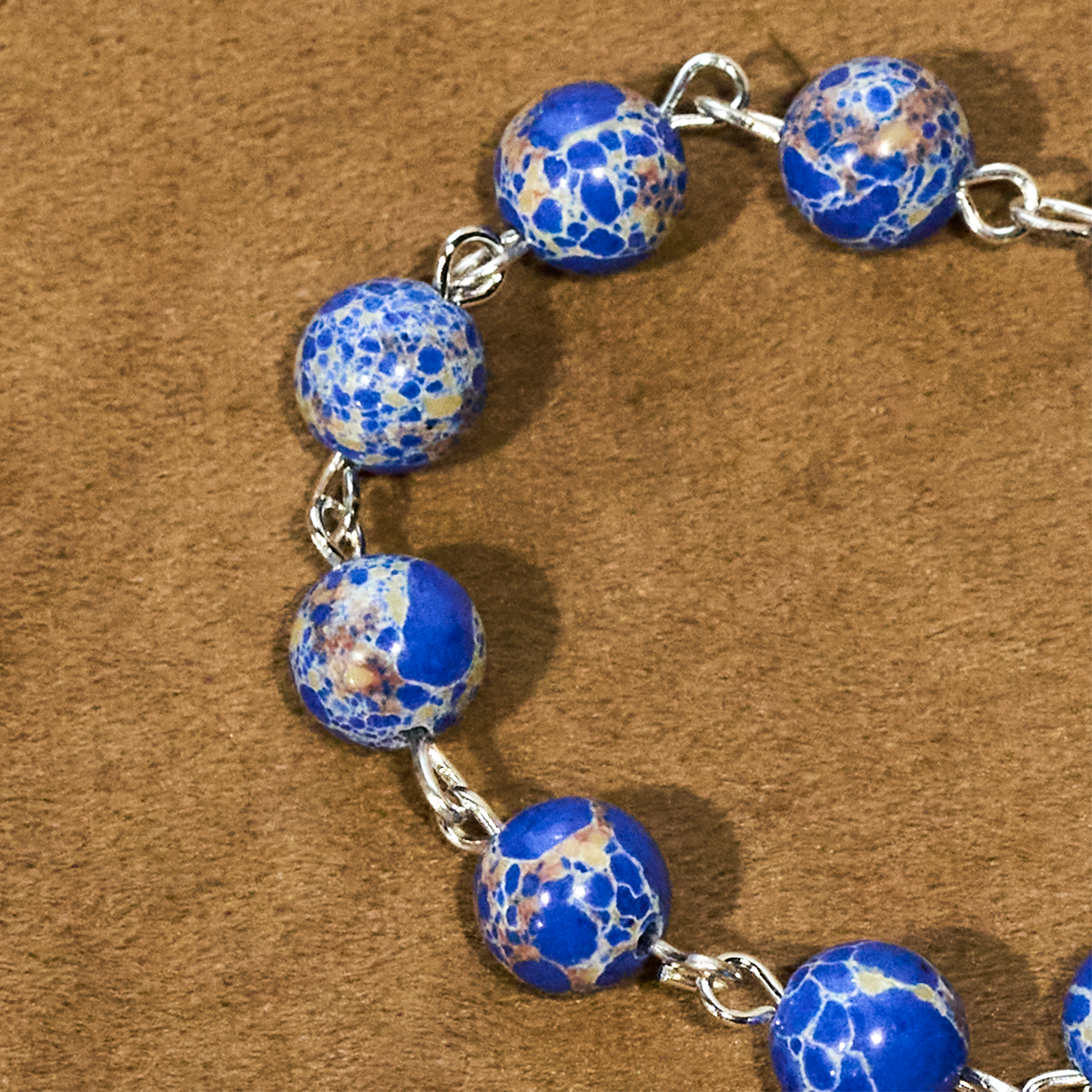 Rosario de una década con cuentas de piedra azul real, pulsera: la gracia guiada por la mano de María