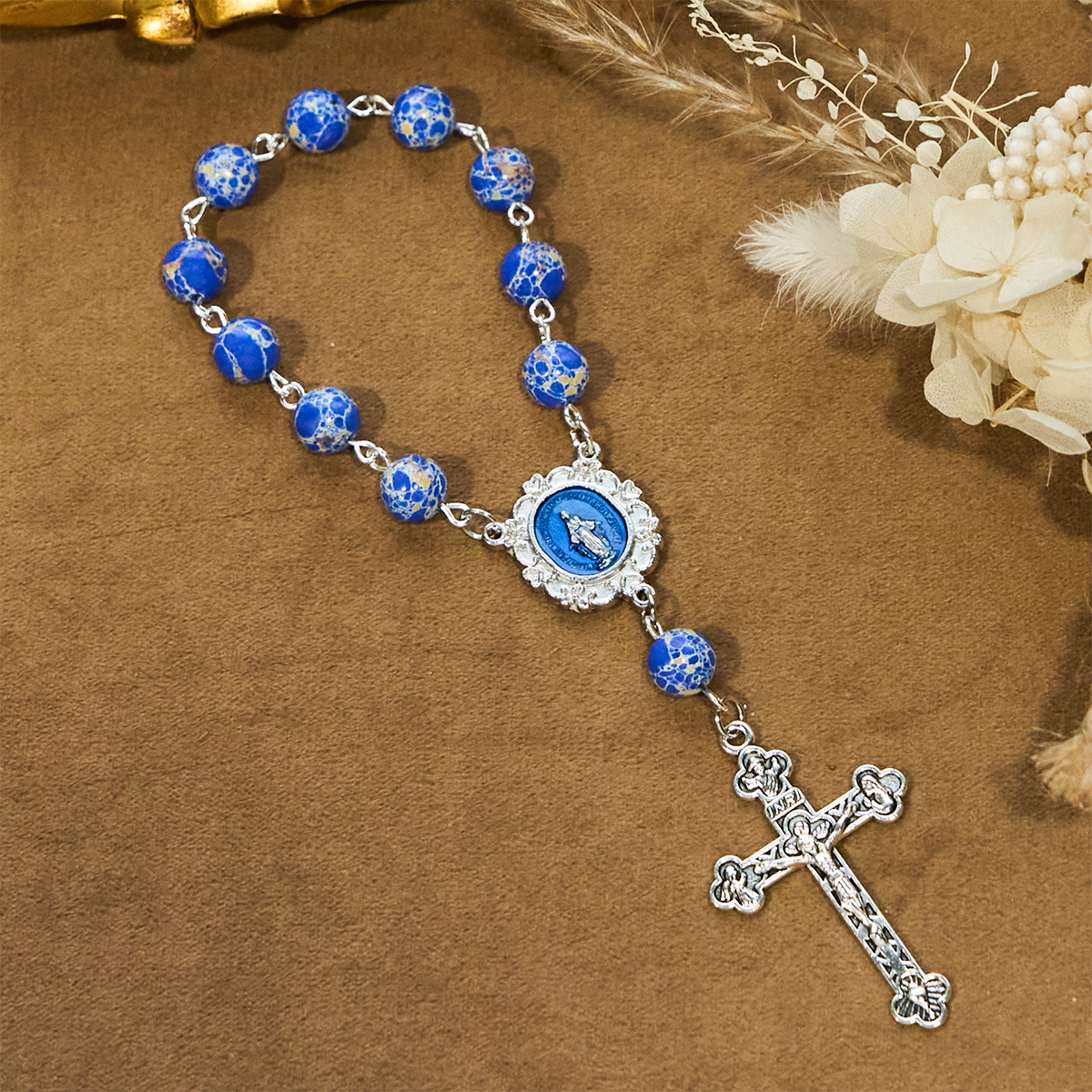 Rosario de una década con cuentas de piedra azul real, pulsera: la gracia guiada por la mano de María