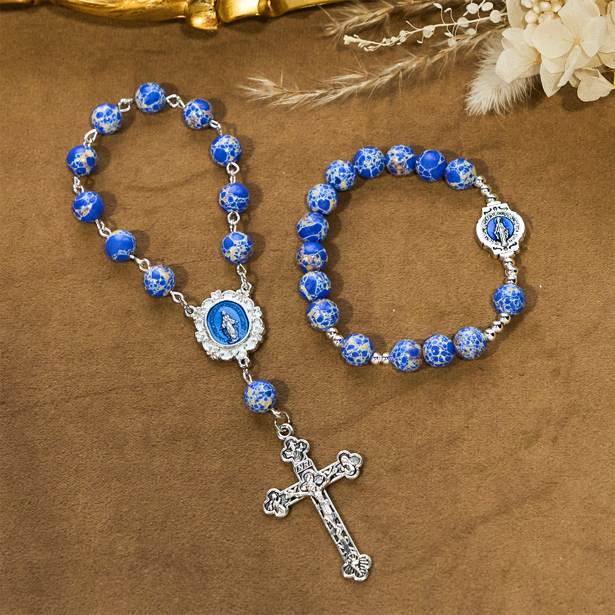 Rosario de una década con cuentas de piedra azul real, pulsera: la gracia guiada por la mano de María