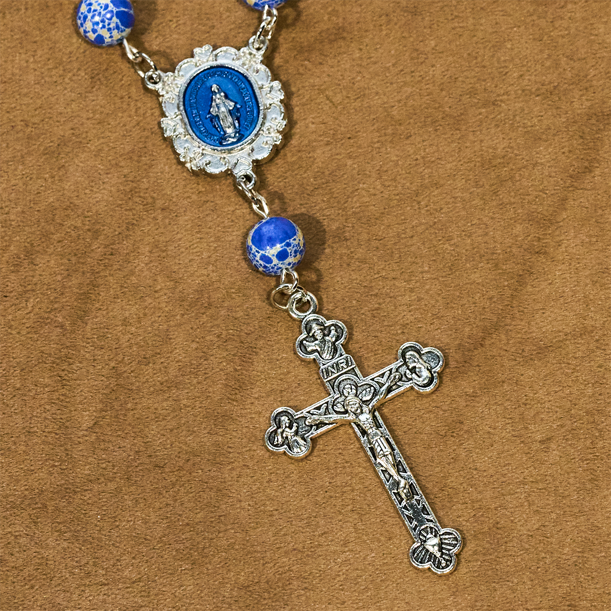 Rosario de una década con cuentas de piedra azul real, pulsera: la gracia guiada por la mano de María