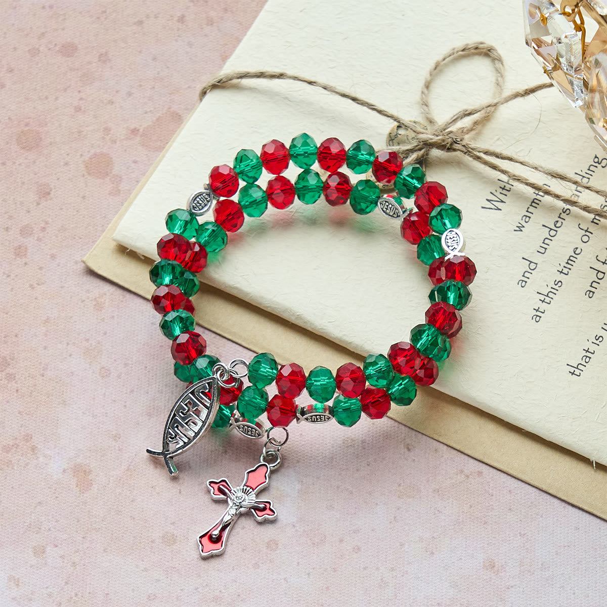 Pulsera de rosario de alambre de memoria roja y verde Faith con pez de JESÚS y crucifijo