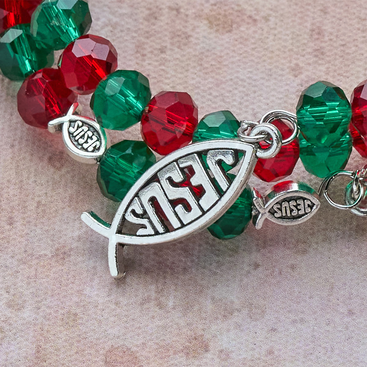 Pulsera de rosario de alambre de memoria roja y verde Faith con pez de JESÚS y crucifijo