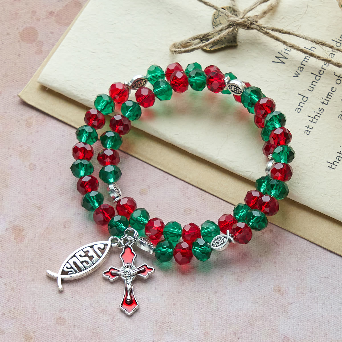 Pulsera de rosario de alambre de memoria roja y verde Faith con pez de JESÚS y crucifijo
