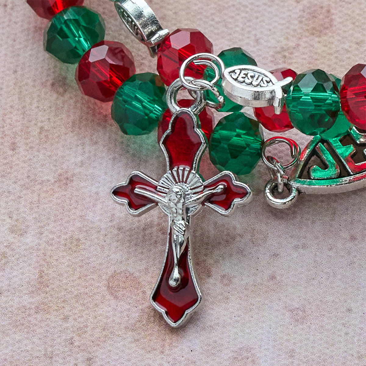 Pulsera de rosario de alambre de memoria roja y verde Faith con pez de JESÚS y crucifijo