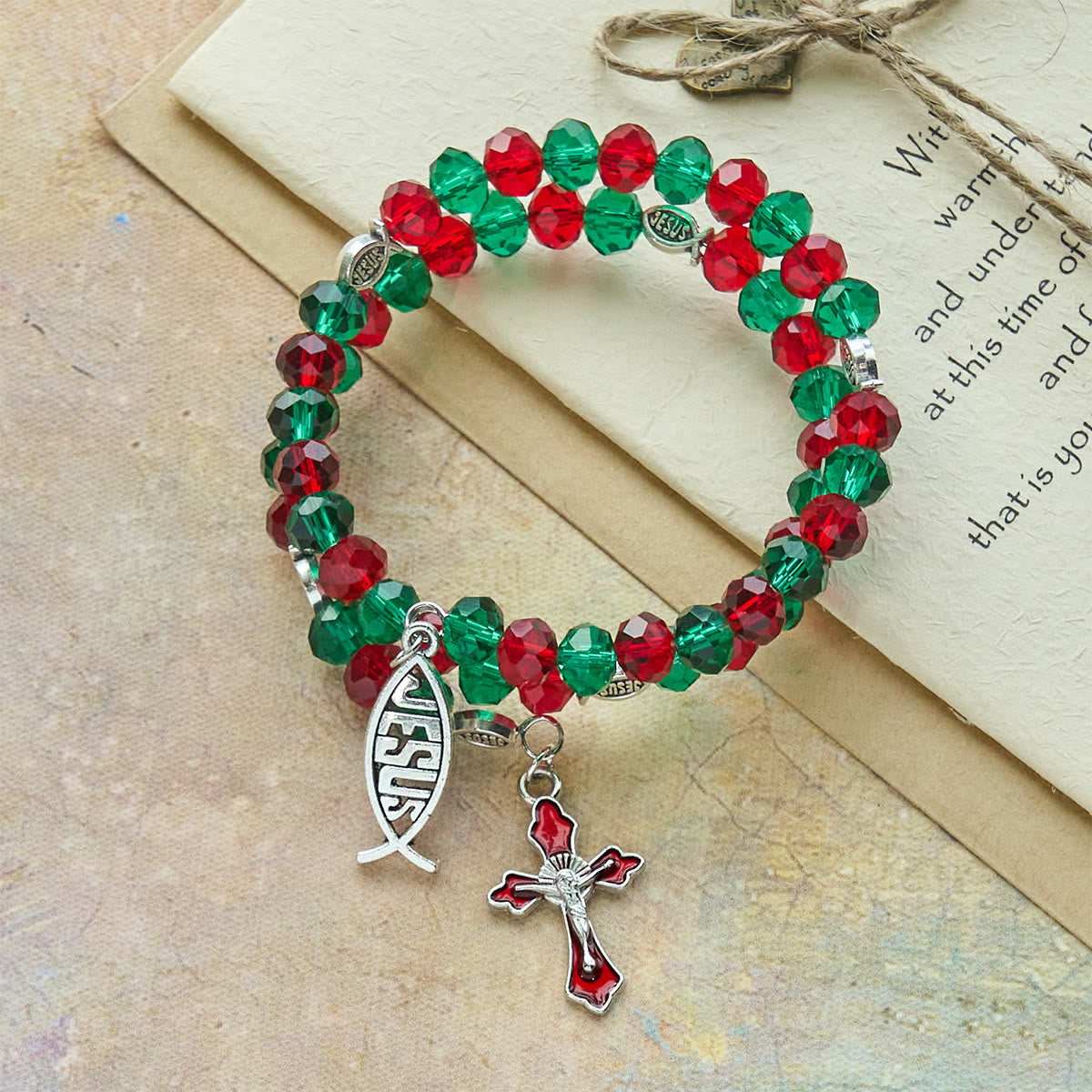 Pulsera de rosario de alambre de memoria roja y verde Faith con pez de JESÚS y crucifijo