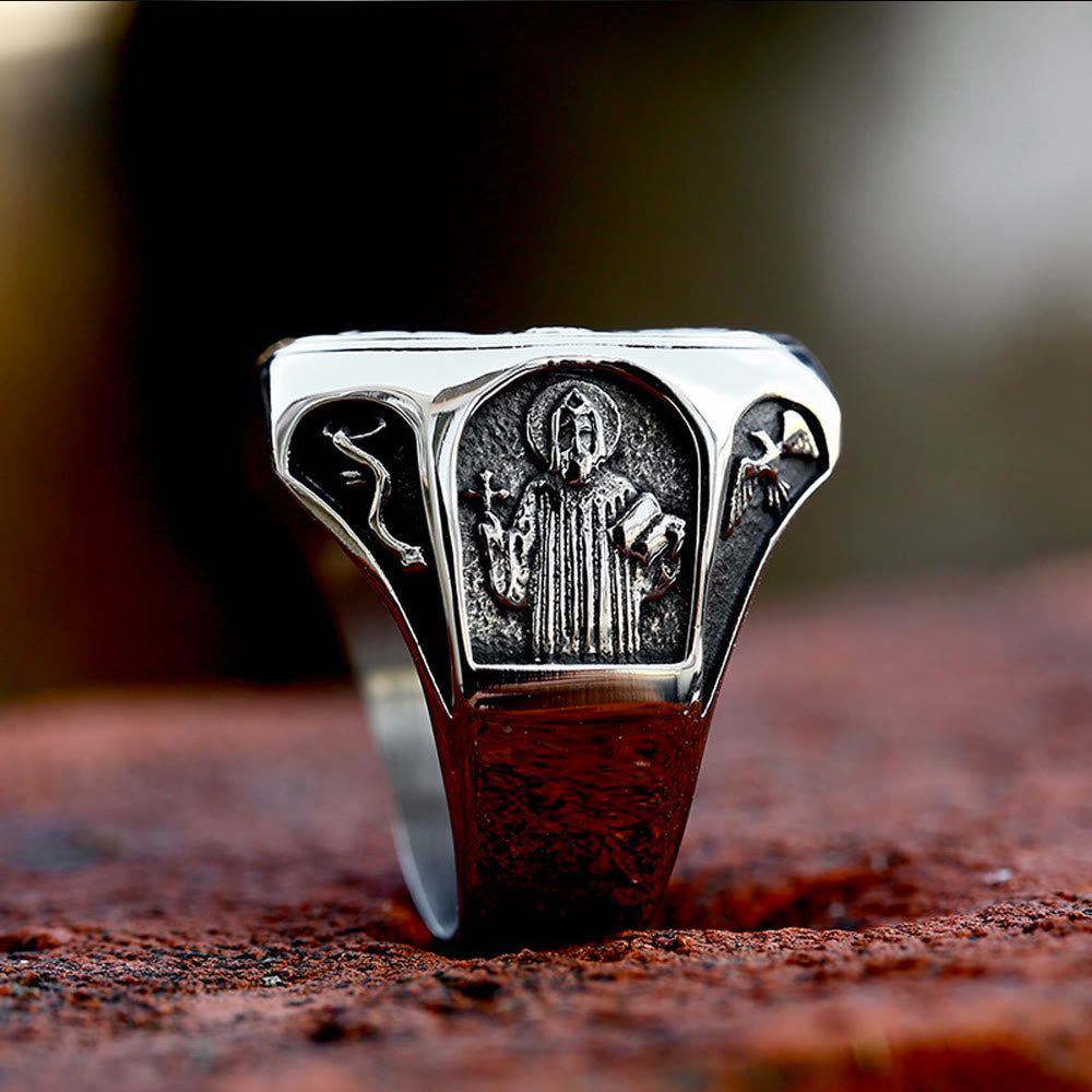Anillo de fe con la cruz de San Benito: un símbolo de un regalo de amor