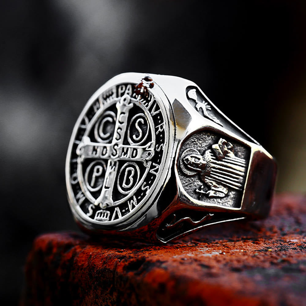 Anillo de fe con la cruz de San Benito: un símbolo de un regalo de amor