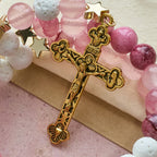 Pulsera Rosario de Yeso y Ágata Roja Rosa: Devoción y Suavidad Celestial