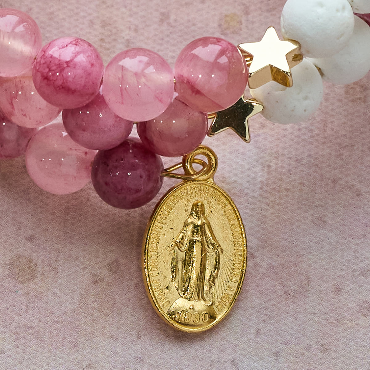 Pulsera Rosario de Yeso y Ágata Roja Rosa: Devoción y Suavidad Celestial