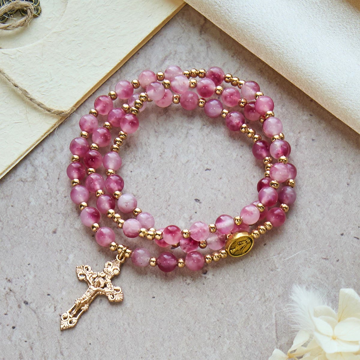 Pulsera de Rosario de Cuentas de Ágata Roja Rosa: Devoción y Elegancia Celestial