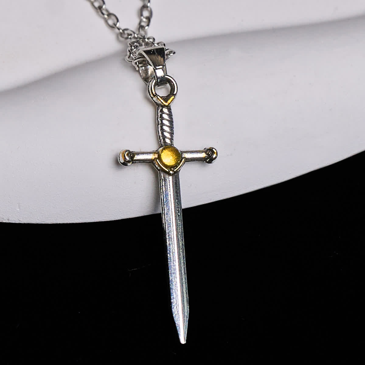 Collar con colgante de San Miguel con espada de dos tonos y escudo ovalado
