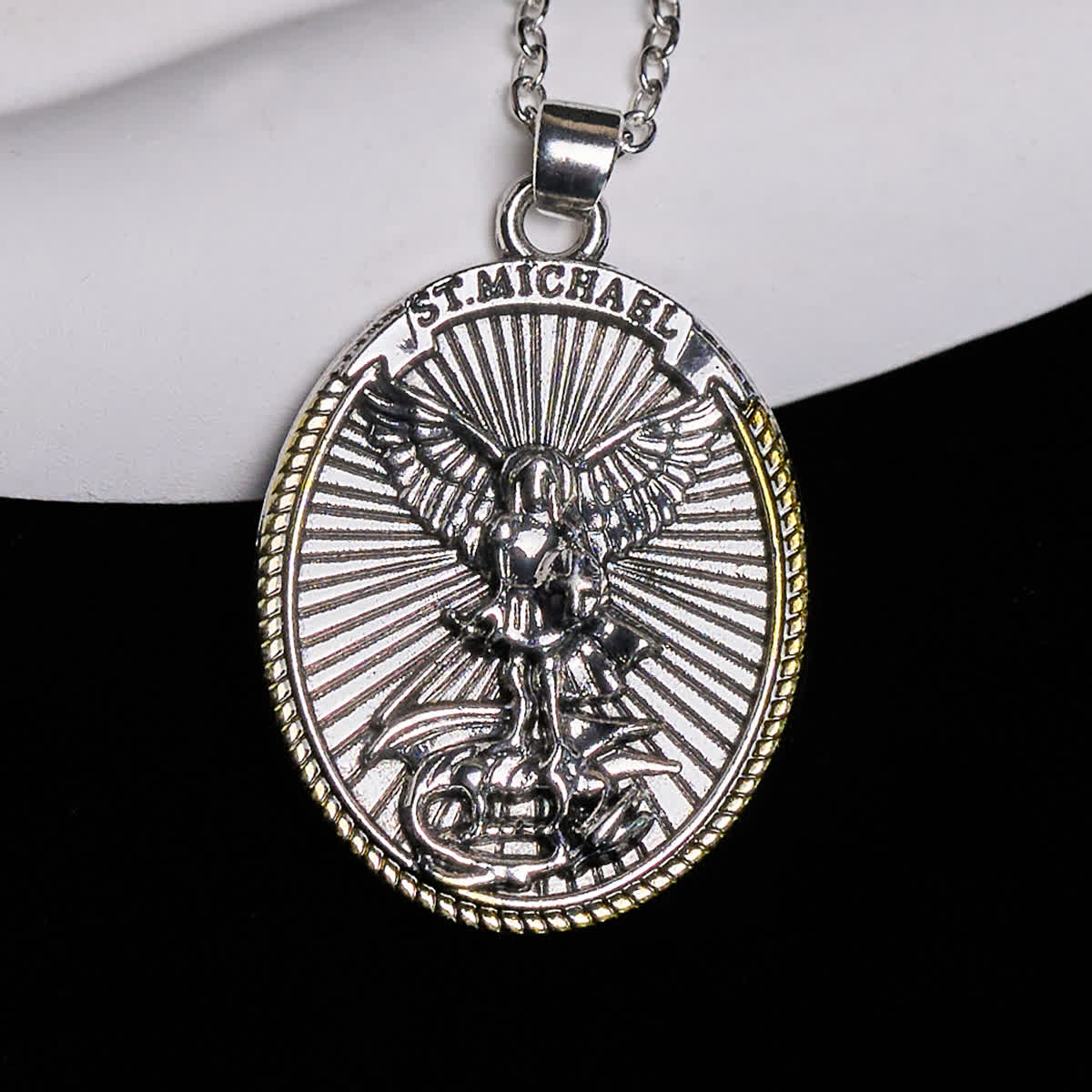 Collar con colgante de San Miguel con espada de dos tonos y escudo ovalado
